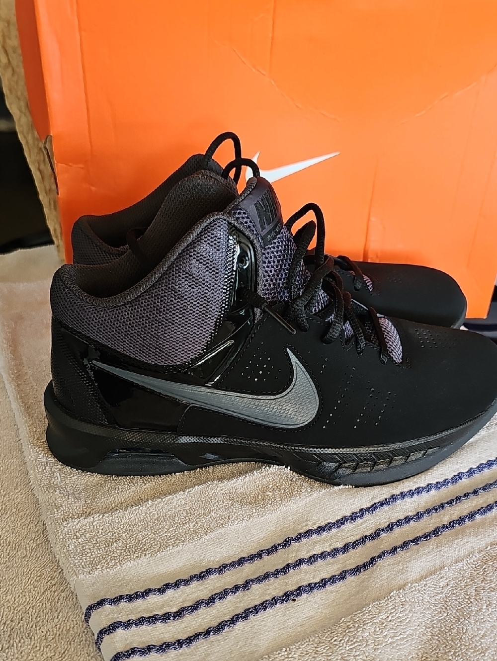 Nike Men's Black and Dark Gray Basketball Shoes